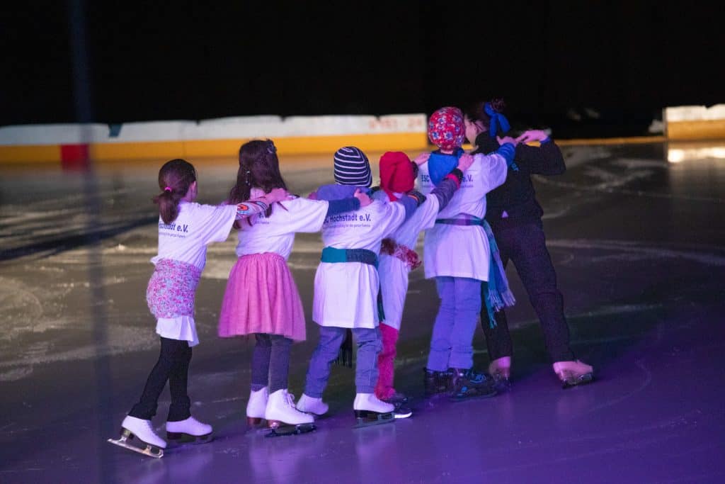Gala on Ice 2023: Kinder präsentieren Ihre Kür auf Schlittschuhen in der Eishalle Höchstadt