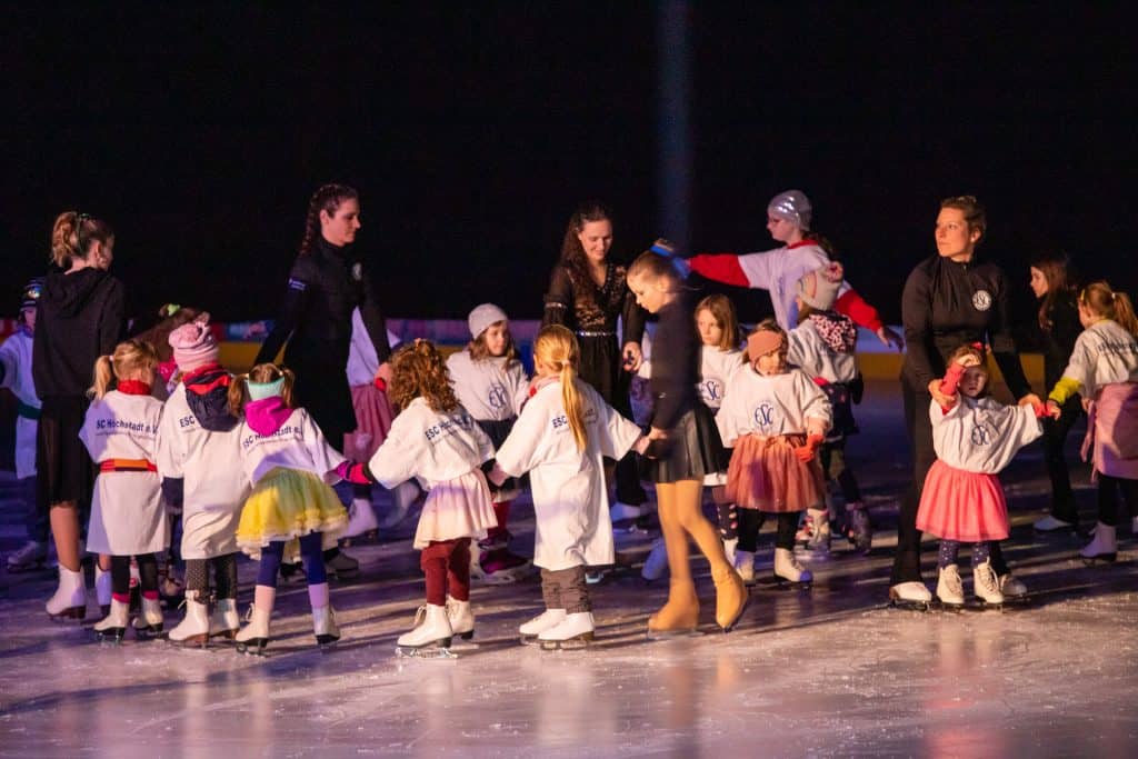 Gala on Ice 2023: Kinder präsentieren Ihre Kür auf Schlittschuhen in der Eishalle Höchstadt