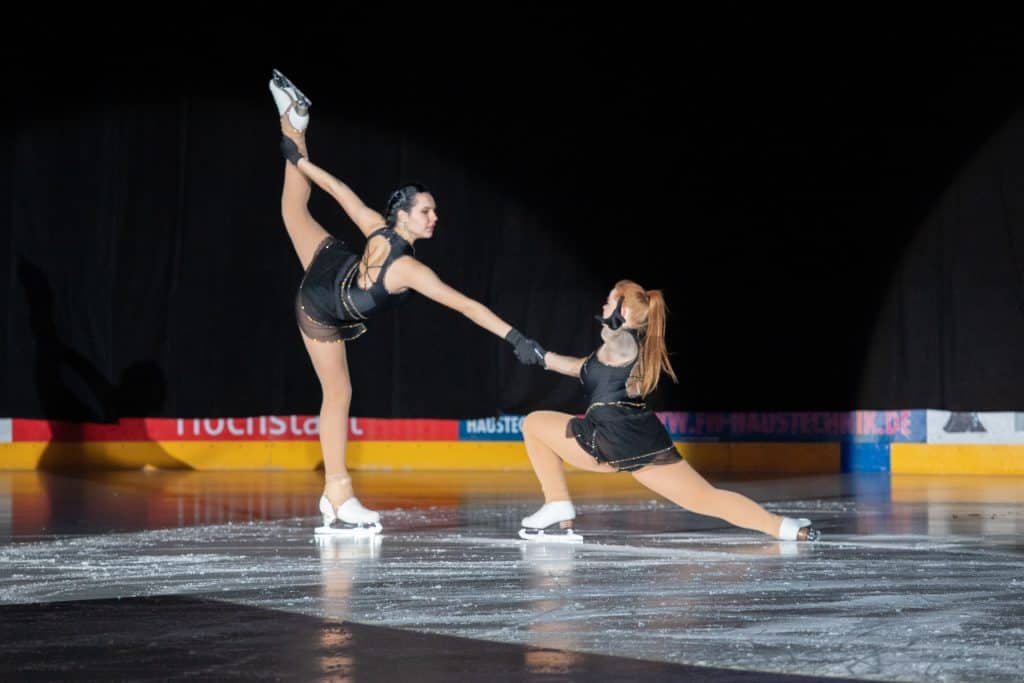 Hanna Horn und Melina Bär präsentieren Ihre Kür bei der Gala on Ice 2023 in der Eishalle Höchstadt
