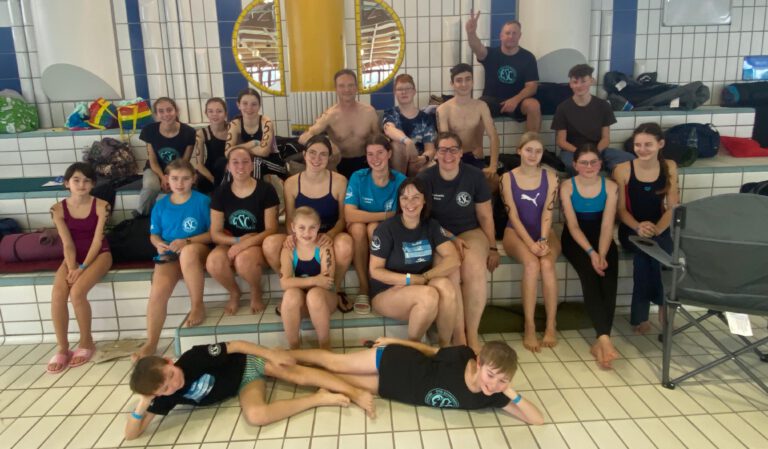 Gruppe ESC Schwimmer im Hallenbad Erlangen