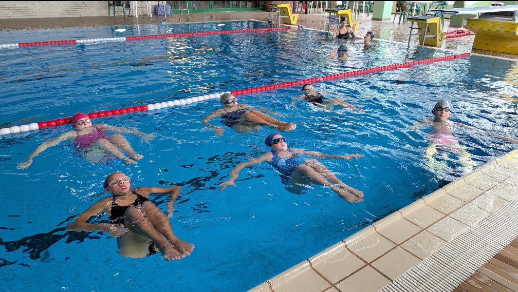 Synchronschwimmer/innen des ESC Höchstadt im üben in im Hallenbad
