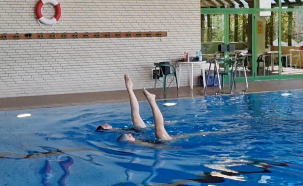Synchronschwimmer/-innen des ESC Höchstadt beim üben der Figuren im Hallenbad